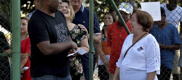 El presidente de Cuba, Miguel Díaz-Canel, espera en la cola para votar en el referéndum constitucional - Sputnik Mundo