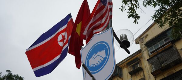 Banderas de Corea del Norte y EEUU en Hanói - Sputnik Mundo