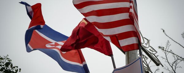 Banderas de Corea del Norte y EEUU en Hanói - Sputnik Mundo