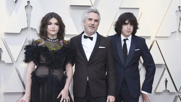 El director Alfonso Cuarón y su hijo Olmo, en la alfombra roja de los Oscar - Sputnik Mundo