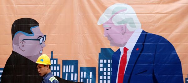Una pancarta que representa al líder norcoreano, Kim Jong-un, y al presidente de Estados Unidos, Donald Trump, antes de la cumbre entre Corea del Norte y Estados Unidos en Hanói - Sputnik Mundo