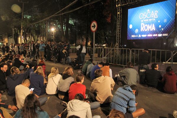 Vecinos de la colonia Roma miran la entrega de los premios Oscar en la plaza Río de Janeiro. - Sputnik Mundo