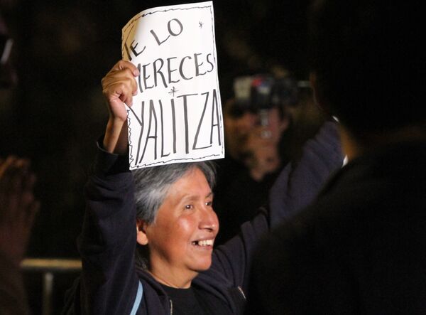 Olga, originaria de Tlaxiaco, con carteles de apoyo a Yalitza Aparicio. - Sputnik Mundo