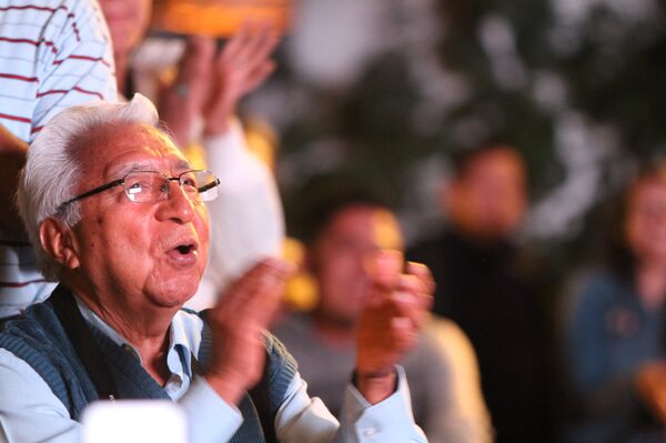 Vecino de la Colonia Roma festeja la victoria de Alfonso Cuarón como mejor director en los Oscar 2019. - Sputnik Mundo