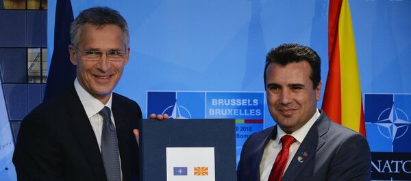 Secretario general de la OTAN, Jens Stoltenberg, y primer ministro de Macedonia del Norte, Zoran Zaev (archivo) Secretario general de la OTAN, Jens Stoltenberg, y primer ministro de Macedonia del Norte, Zoran Zaev (archivo) - Sputnik Mundo