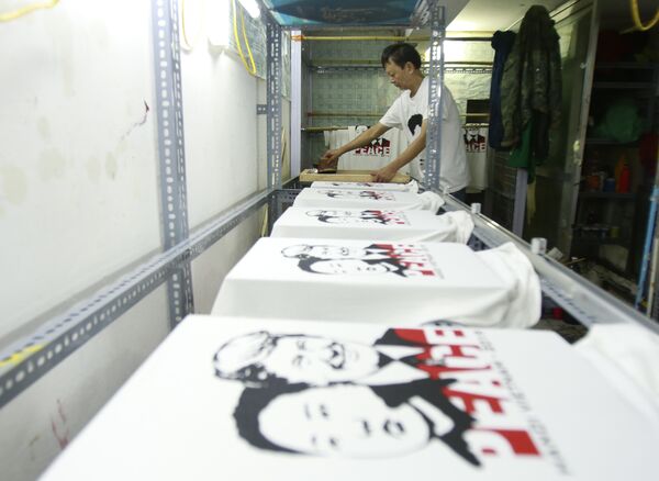 Taller de impresión de camisetas de Truong Thanh Duc en la calle Hang Bong, donde se imprimen más de 300 unidades por día - Sputnik Mundo