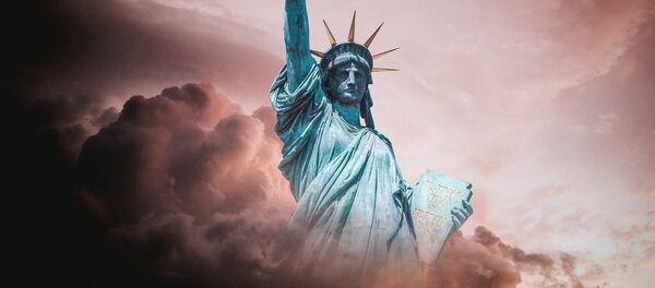 La estatua de la libertad entre las nubes  - Sputnik Mundo