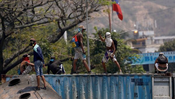 Manifestantes en el puente Simón Bolívar - Sputnik Mundo