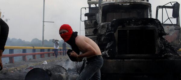 Un camión quemado en la frontera entre Venezuela y Colombia Un camión quemado en la frontera entre Venezuela y Colombia - Sputnik Mundo