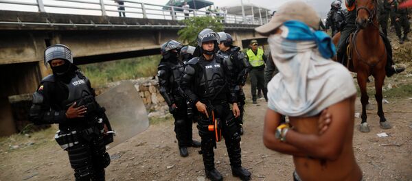 Policía colombiana y opositores venezolanos en Cúcuta Policía colombiana y opositores venezolanos en Cúcuta - Sputnik Mundo