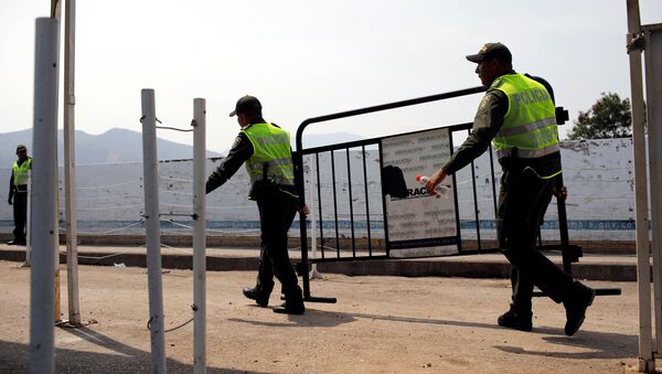 Policía colombiana en el puente Simón Bolívar Policía colombiana en el puente Simón Bolívar - Sputnik Mundo