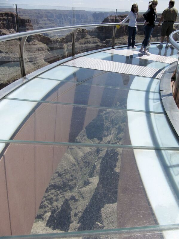 Cuando el abismo te devuelve la mirada: estos son los miradores más extraordinarios del mundo - Sputnik Mundo