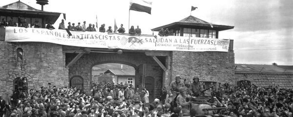 Los prisioneros españoles de Mauthausen saludan a la 11 División Acorazada de EEUU durante su liberación - Sputnik Mundo