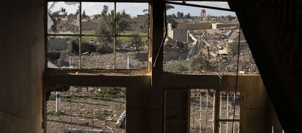 Un edificio destruido en Baguz - Sputnik Mundo