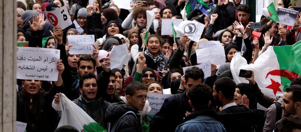 Estudiantes protestan en el campus universitario contra el plan del presidente Abdelaziz Bouteflika de extender su gobierno - Sputnik Mundo
