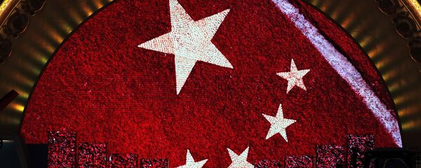 Una pantalla enseña la bandera de China para los visitantes de una exhibición (imagen referencial) - Sputnik Mundo
