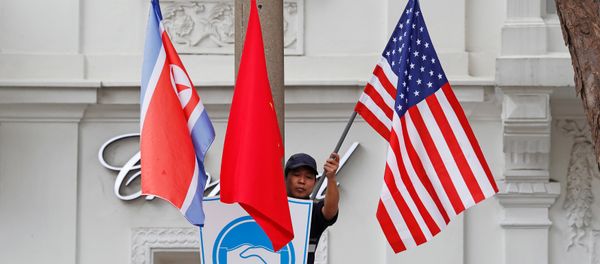 Banderas de Corea del Norte, Vietnam y EEUU en Hanói - Sputnik Mundo