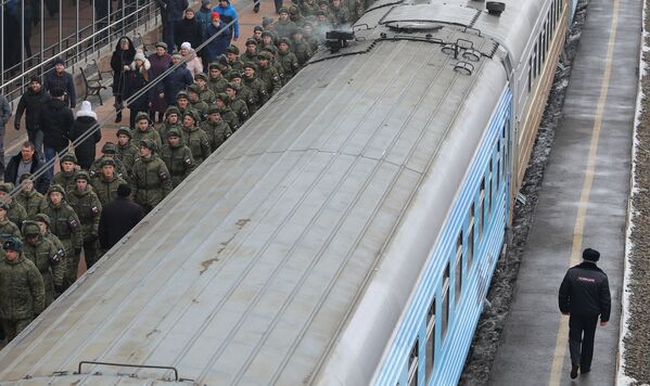 Un tren con trofeos incautados a los terroristas en Siria inicia su viaje por Rusia - Sputnik Mundo