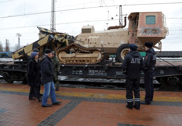 Un tren con trofeos incautados a los terroristas en Siria inicia su viaje por Rusia - Sputnik Mundo