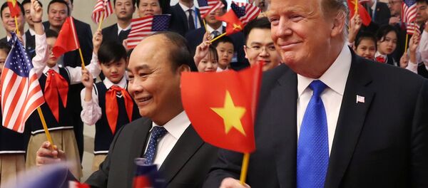 Primer ministro de Vietnam, Nguyen Xuan Phuc, y el presidente de EEUU, Donald Trump - Sputnik Mundo