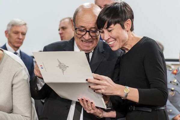 Fuerzas Armadas con un toque femenino: las ministras de Defensa más famosas del mundo - Sputnik Mundo