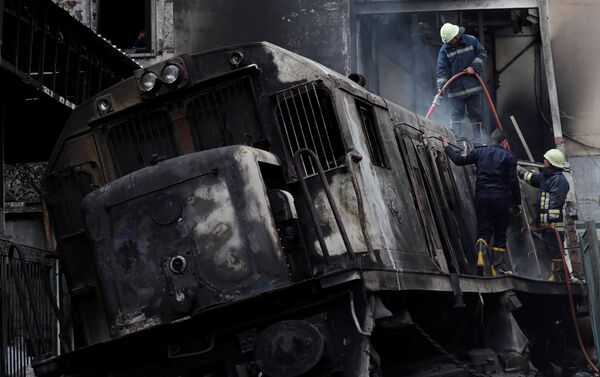 El descarrilamiento de un tren en El Cairo El descarrilamiento de un tren en El Cairo - Sputnik Mundo
