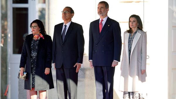 Los reyes de España reciben al presidente de Perú, Martín Alberto Vizcarra, y su esposa Los reyes de España reciben al presidente de Perú, Martín Alberto Vizcarra, y su esposa - Sputnik Mundo