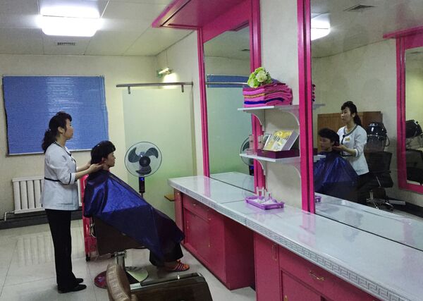 Un salón de belleza en Pyongyang - Sputnik Mundo