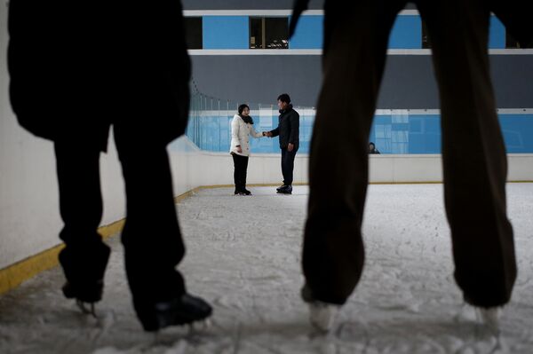 Una pista de patinaje sobre hielo en Pyongyang - Sputnik Mundo