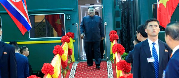 El líder de Corea del Norte, Kim Jong-un, llega a la ciudad fronteriza con China en Dong Dang, Vietnam, el 26 de febrero de 2019. - Sputnik Mundo