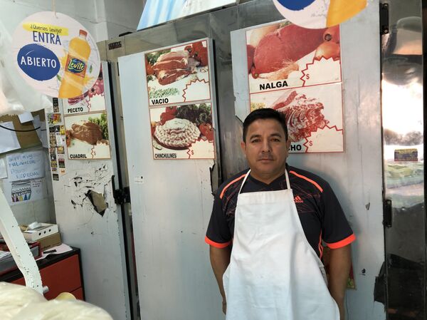 En Argentina, comerciantes de carne como Raúl están pensando en cerrar su negocio, debido a la caída de las ventas - Sputnik Mundo