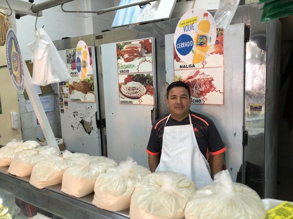 Debido al alto precio de la carne y a la inflación, Raúl Deza tuvo que transformar su carnicería de Buenos Aires en una pollería y despensa. - Sputnik Mundo