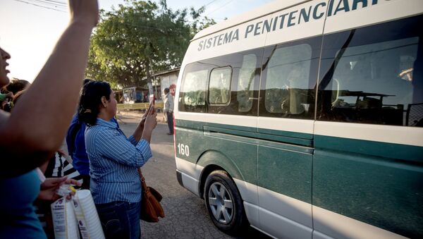 El autobús con los opositores liberados - Sputnik Mundo