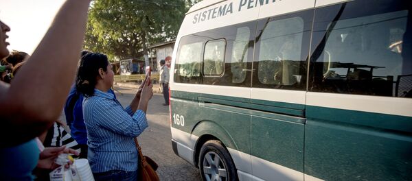 El autobús con los opositores liberados - Sputnik Mundo