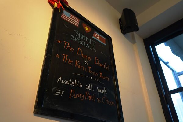 Dentro del restaurante 'Durty Bird' - Sputnik Mundo