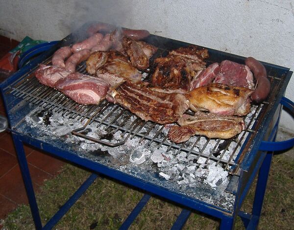 Hasta hace poco, la polémica que involucraba al asado en Argentina era si hacerlo con leña o carbón. Hoy, es la mera posibilidad de comprar la carne. - Sputnik Mundo