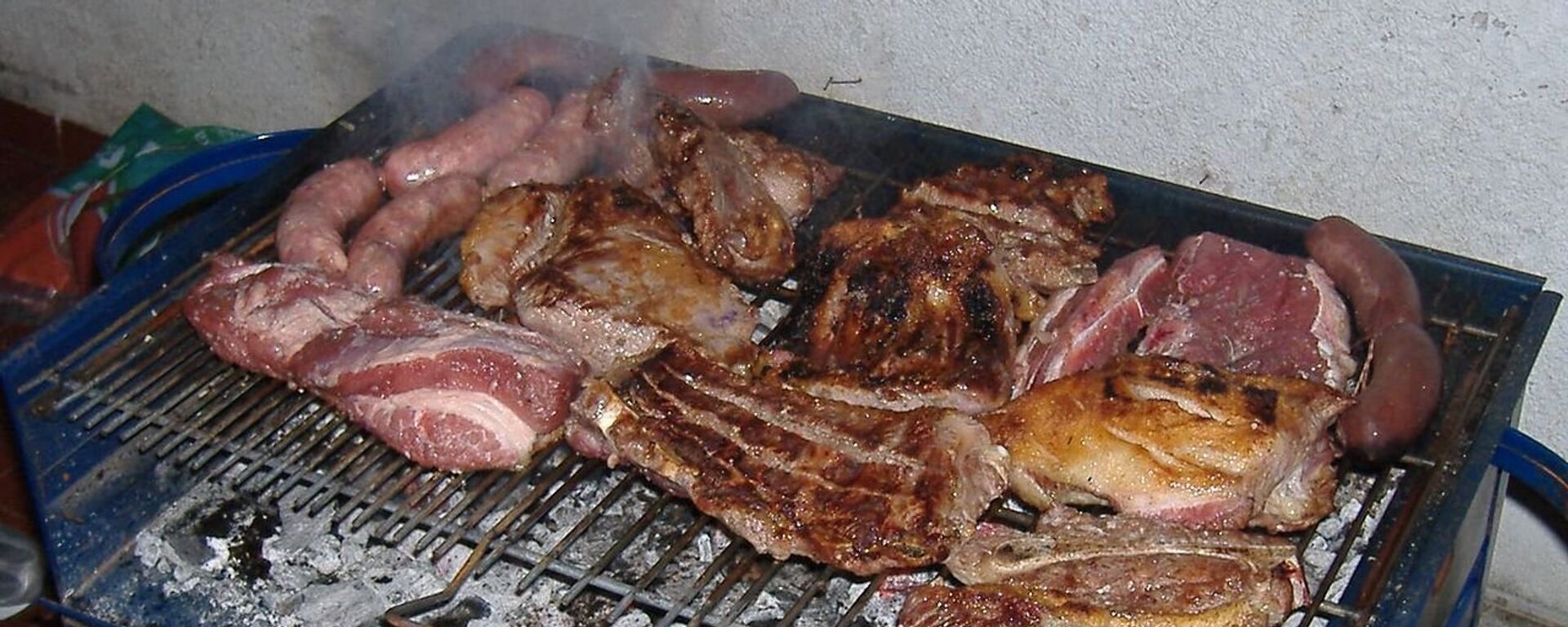 Hasta hace poco, la polémica que involucraba al asado en Argentina era si hacerlo con leña o carbón. Hoy, es la mera posibilidad de comprar la carne. - Sputnik Mundo, 1920, 24.02.2023