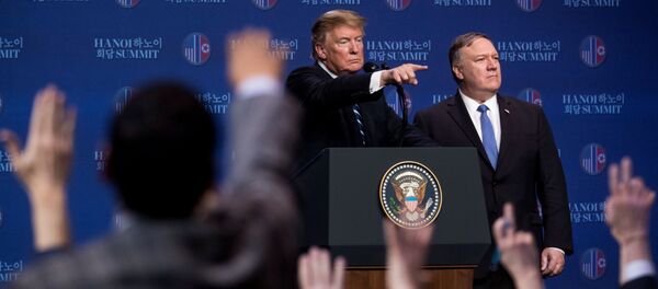 Donald Trump, presidente de EEUU junto al secretario de Estado, Mike Pompeo en Hanói, Vietnam - Sputnik Mundo