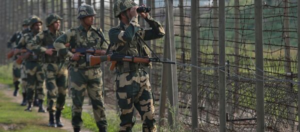 Индийские пограничники на границе с Пакистаном в секторе Ranbir Singh Pora Индийские пограничники на границе с Пакистаном в секторе Ranbir Singh Pora - Sputnik Mundo