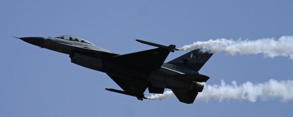 Un caza paquistaní F-16 - Sputnik Mundo
