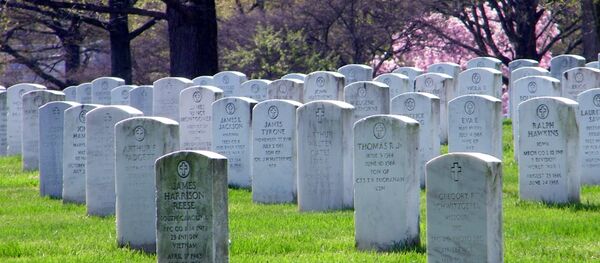Tumbas en un cementerio de EEUU Tumbas en un cementerio de EEUU - Sputnik Mundo