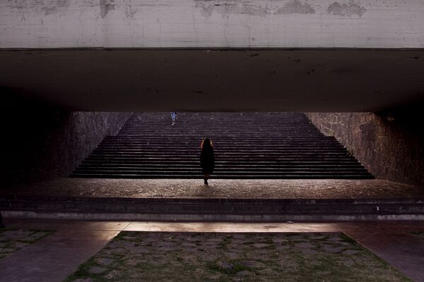 Alumna camina en la Universidad Nacional Autónoma de México (UNAM). - Sputnik Mundo