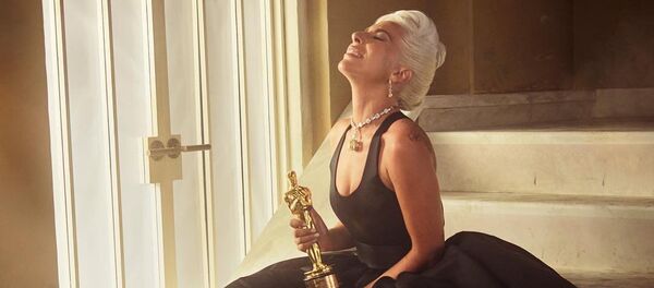 Lady Gaga con su Oscar - Sputnik Mundo