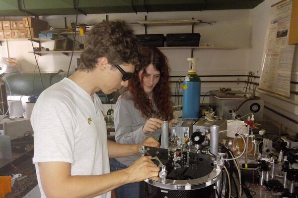 Nadia Barreiro y Ezequiel Pawelko, científicos argentinos que participaron en el desarrollo del lidar para facilitar la aeronavegacion en presencia de ceniza volcánica - Sputnik Mundo