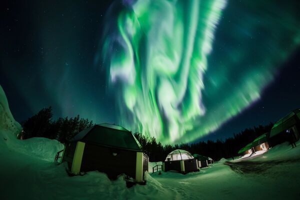 Ovnis, tornados y nubes de hongo: a esto se parecen las auroras boreales en Finlandia - Sputnik Mundo