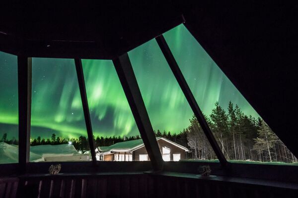 Ovnis, tornados y nubes de hongo: a esto se parecen las auroras boreales en Finlandia - Sputnik Mundo