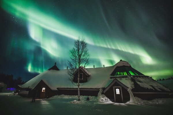 Ovnis, tornados y nubes de hongo: a esto se parecen las auroras boreales en Finlandia - Sputnik Mundo