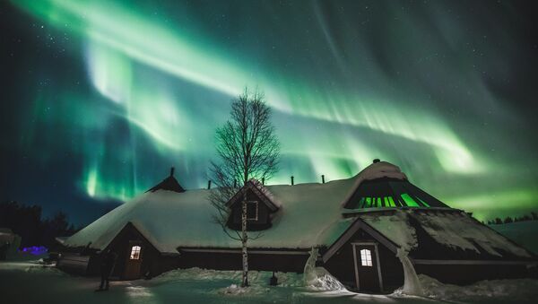 Ovnis, tornados y nubes de hongo: a esto se parecen las auroras boreales en Finlandia - Sputnik Mundo