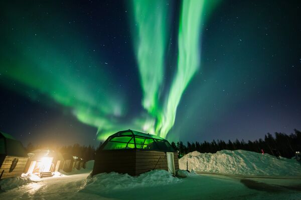 Ovnis, tornados y nubes de hongo: a esto se parecen las auroras boreales en Finlandia - Sputnik Mundo