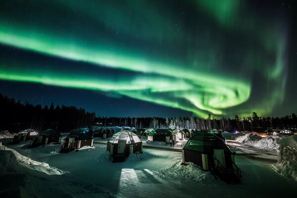 Ovnis, tornados y nubes de hongo: a esto se parecen las auroras boreales en Finlandia - Sputnik Mundo